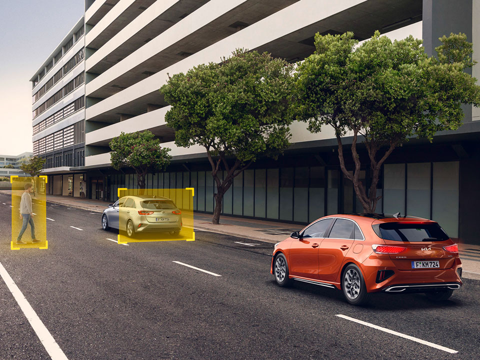 Sistem de asistare pentru evitarea coliziunii frontale cu pietonul sau automobilul din față (FCA - FORWARD COLLISION-AVOIDANCE ASSIST)